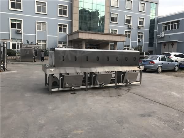 鏈條式塑料筐清洗機價格 參數(shù)及工作流程 洗箱機價格 鏈條式塑料筐清洗機價格 參數(shù)及工作流程 洗箱機價格